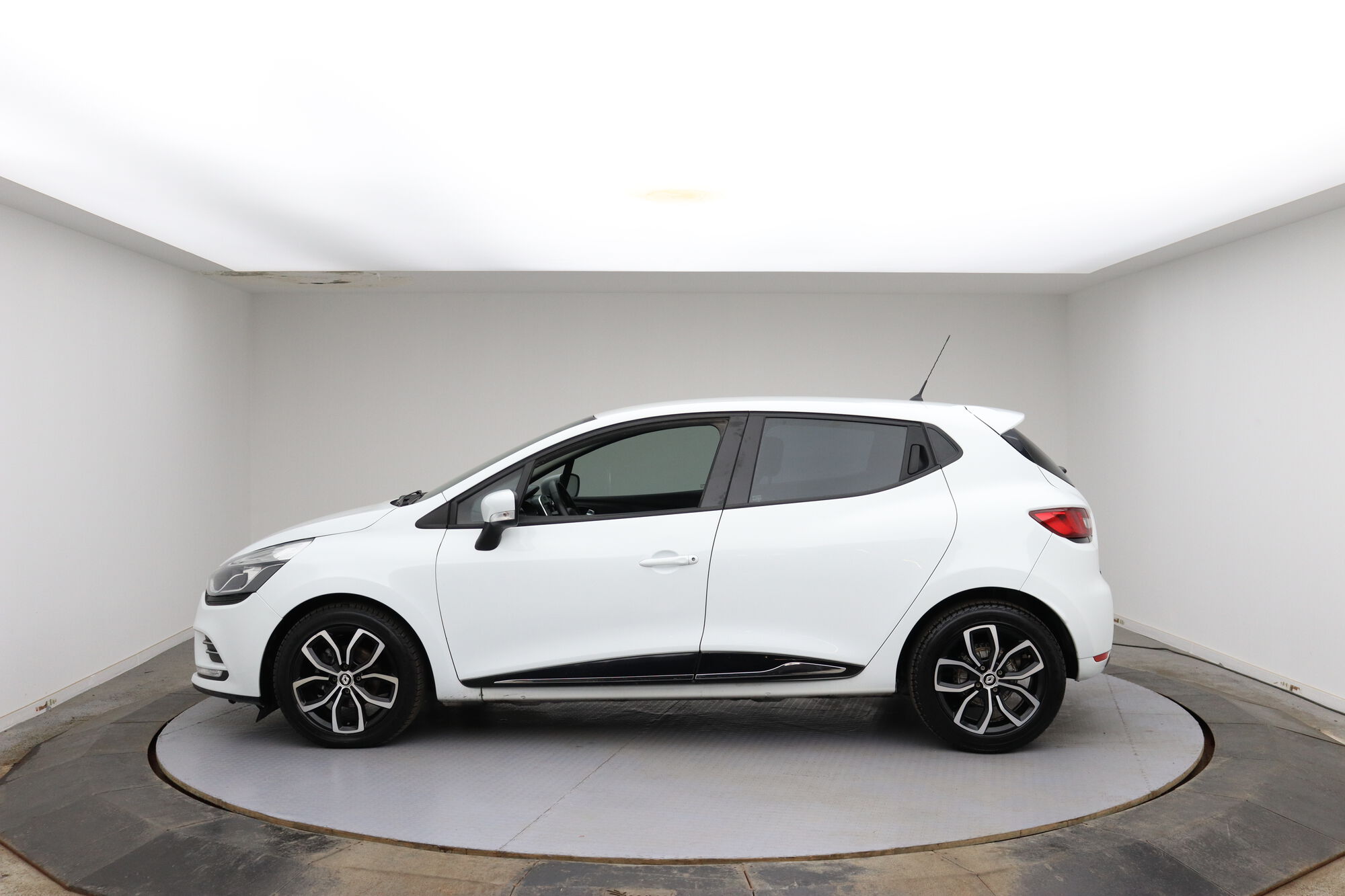 Renault Clio image number null