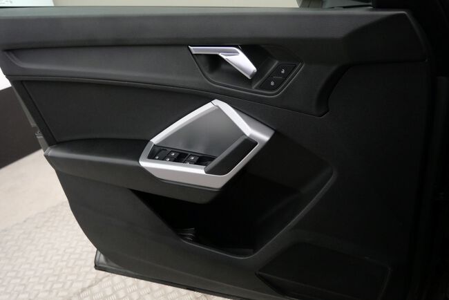 Audi Q3 image number null
