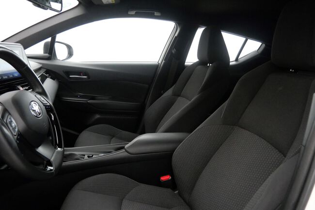 Toyota C-HR image number null