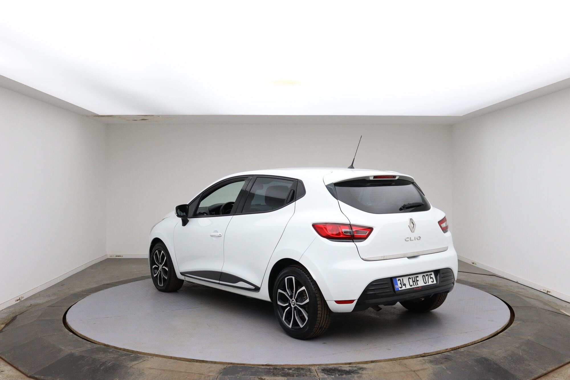 Renault Clio image number null