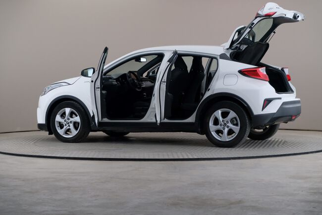 Toyota C-HR image number null