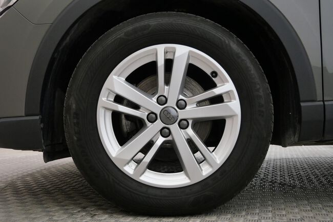 Audi Q3 image number null