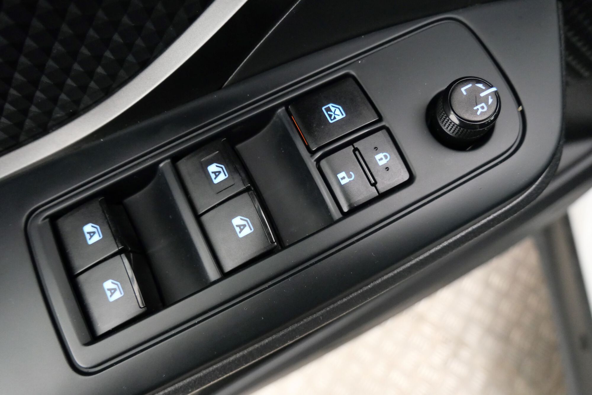 Toyota C-HR image number null