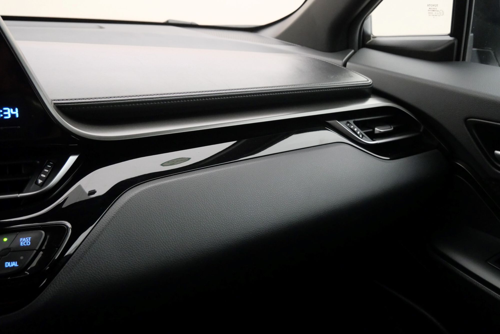 Toyota C-HR image number null