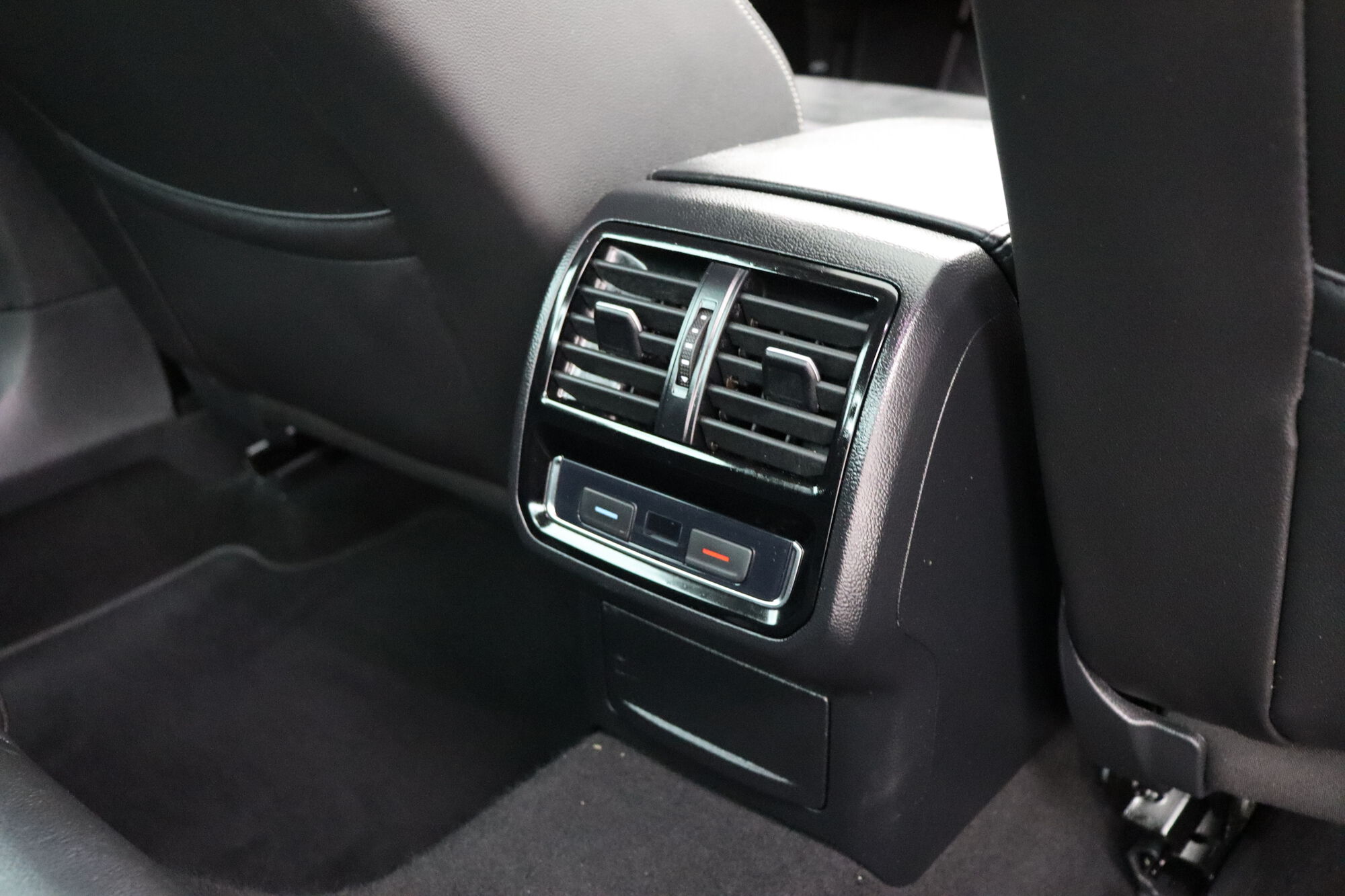 Volkswagen Passat image number null