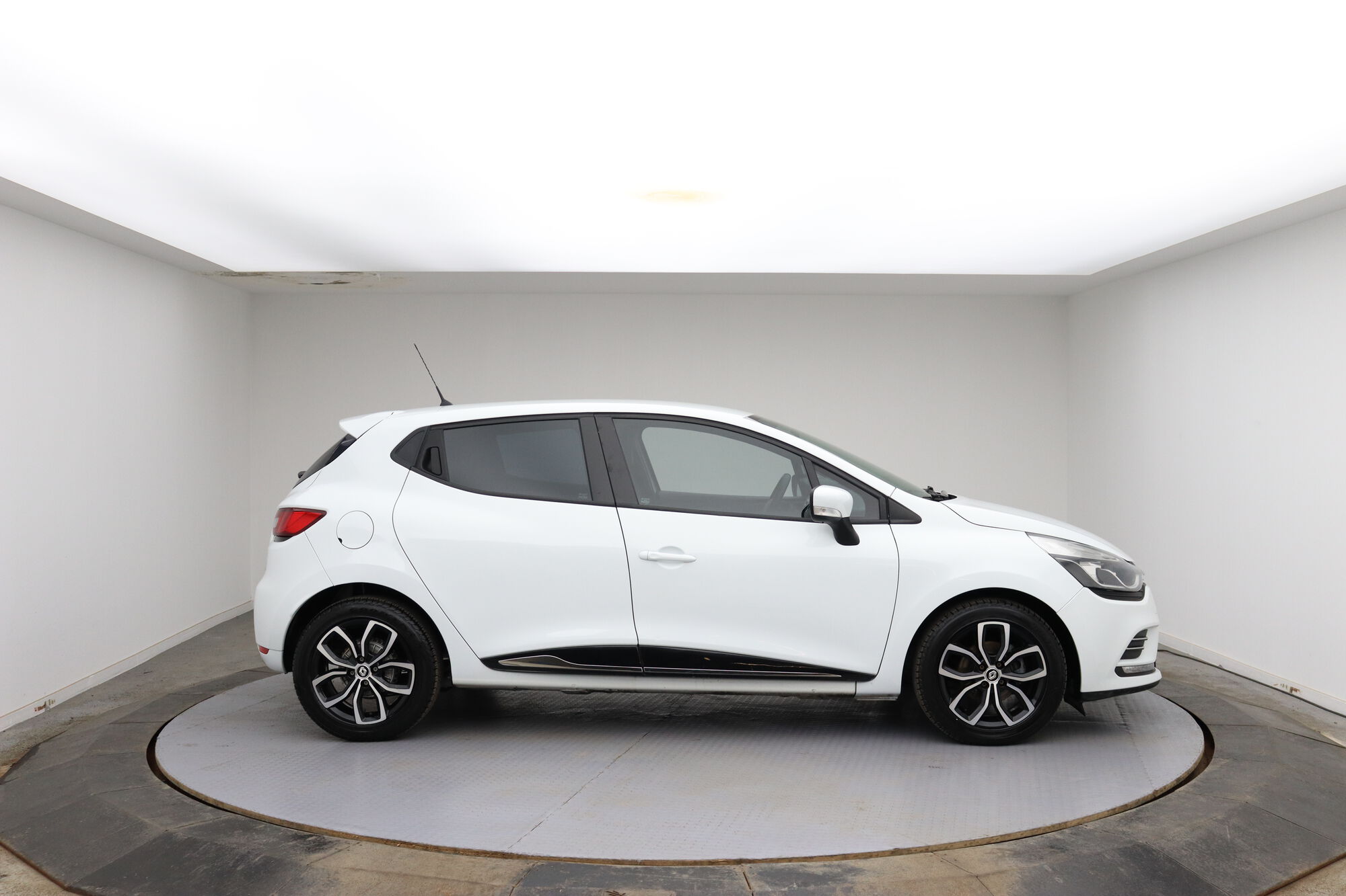 Renault Clio image number null