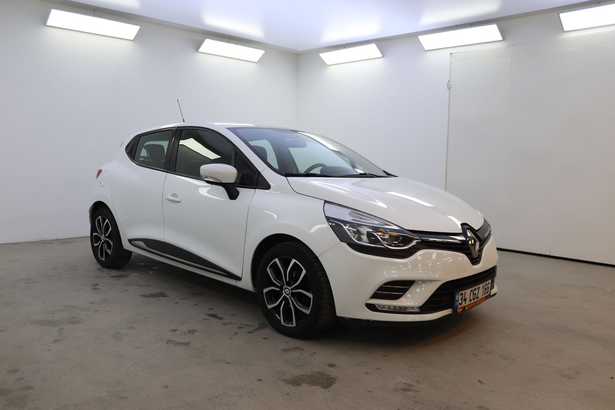 Renault Clio image number null