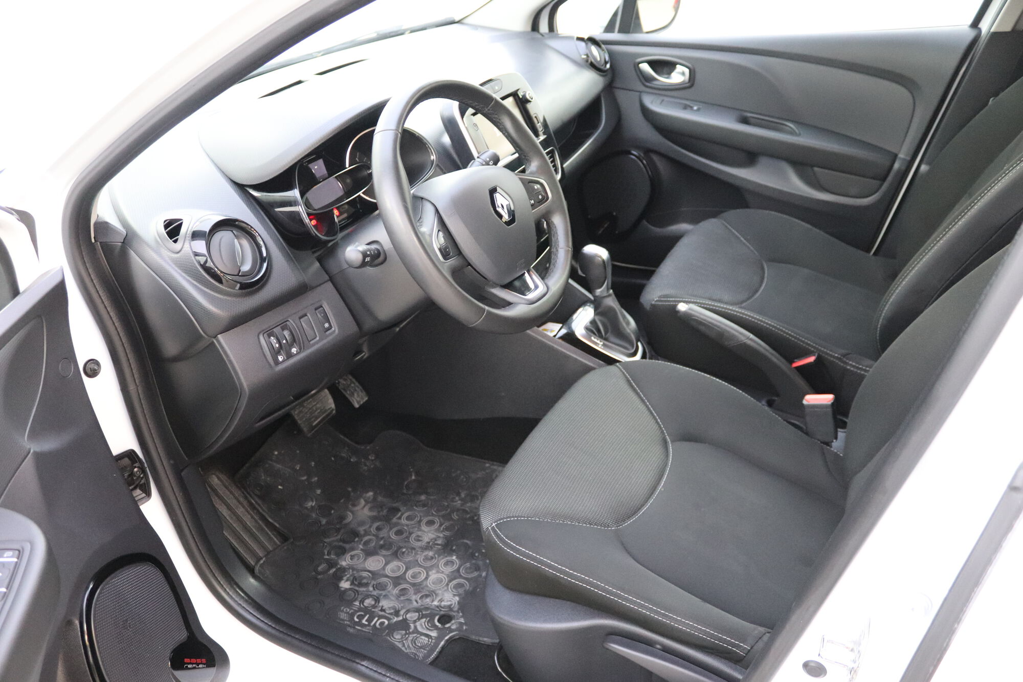 Renault Clio image number null