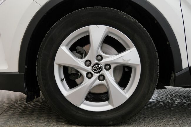 Toyota C-HR image number null