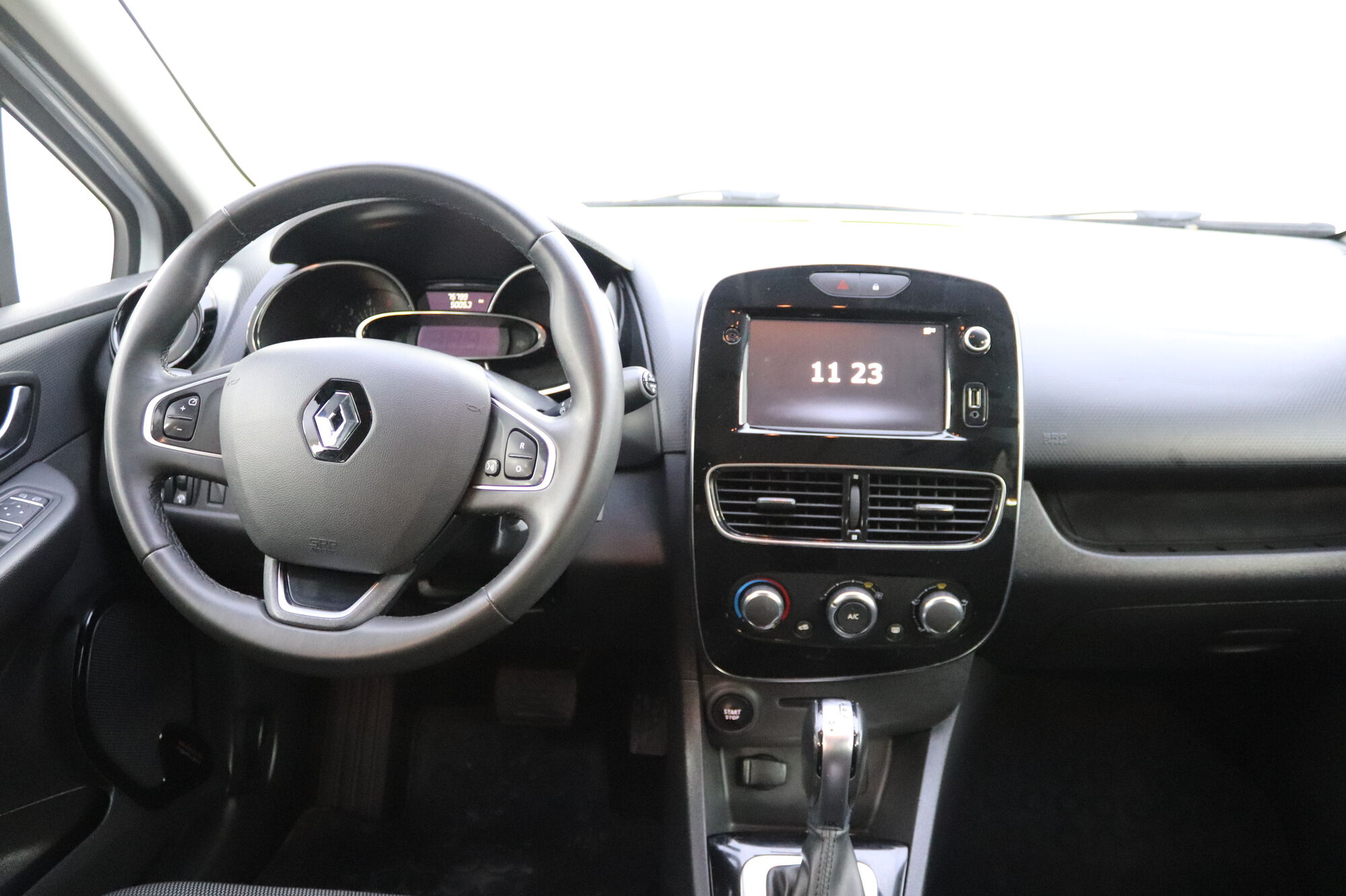Renault Clio image number null