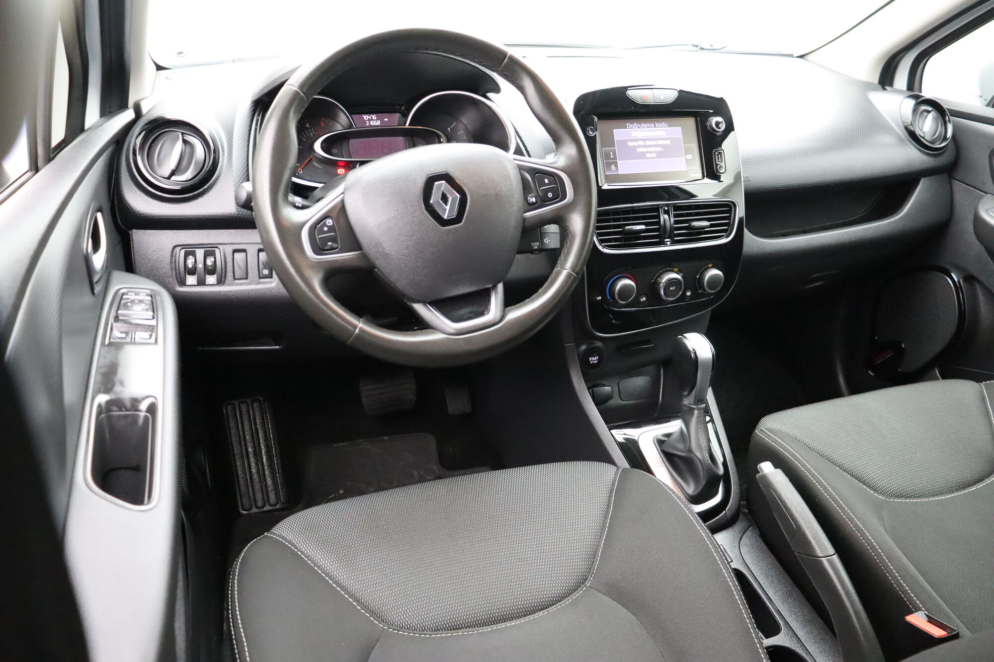 Renault Clio image number null