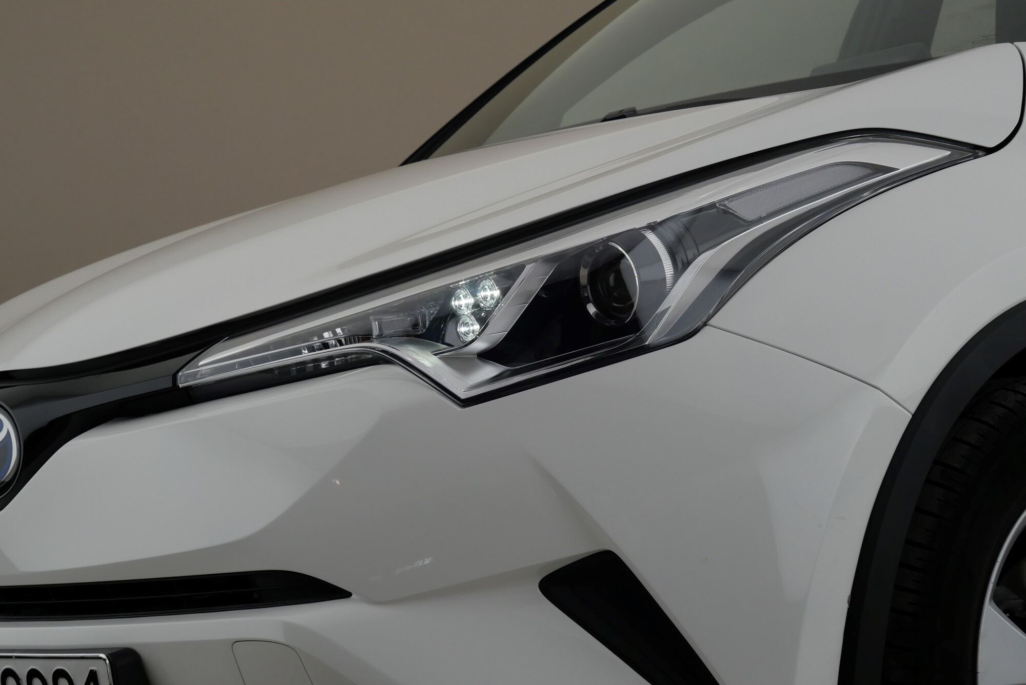 Toyota C-HR image number null