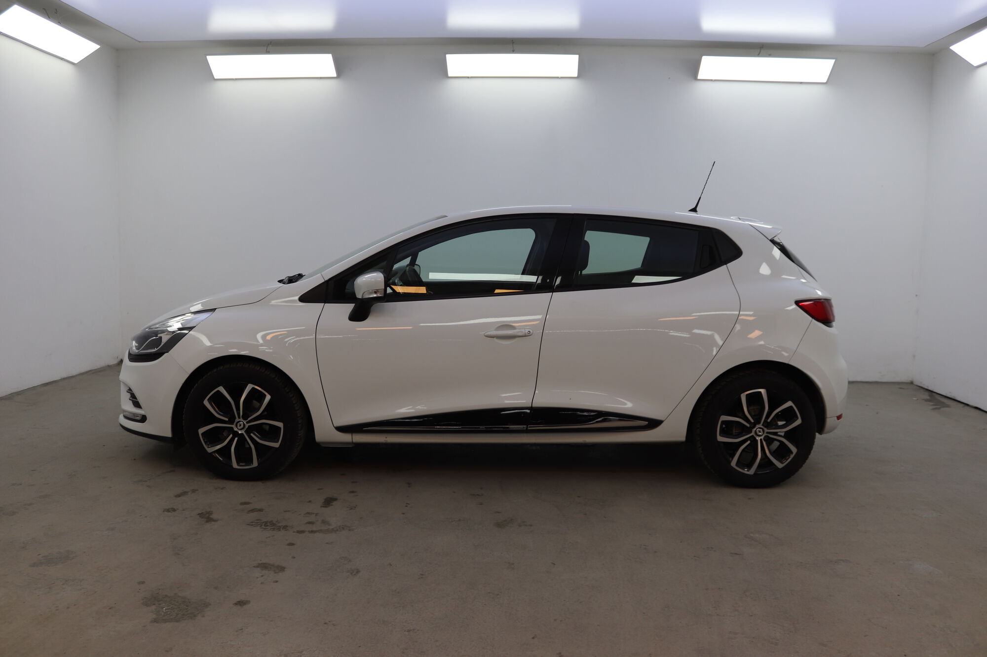 Renault Clio image number null
