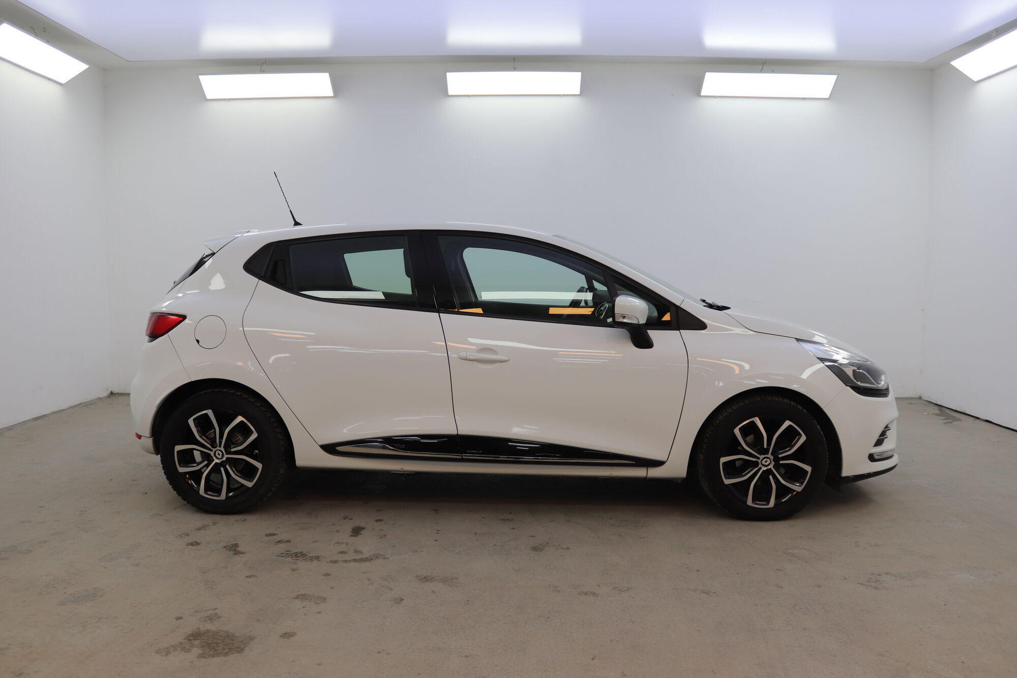 Renault Clio image number null